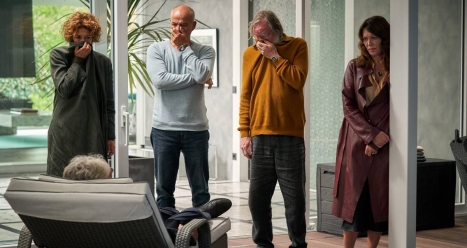 TV Now: Erste Fiction-Serie startet im Dezember - v.l.: Annette (Adele Neuhauser), Joachim (Heiner Lauterbach), Friedrich (Michael Wittenborn) und Ella (Iris Berben) wollen den Tod ihres Freundes Hermann (Walter Sittler, vorne) geheim halten. (Foto: TV Now /Frank Dicks)